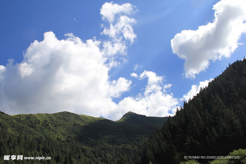 青山蓝天间的悠然景致