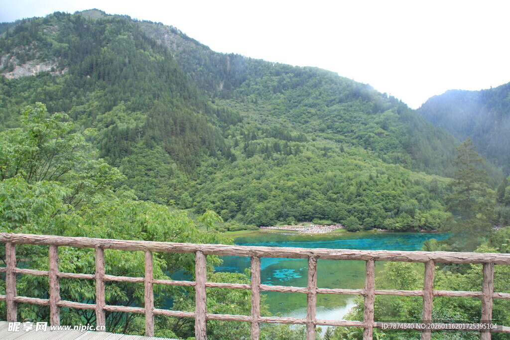 山间观景 碧绿湖水与青山