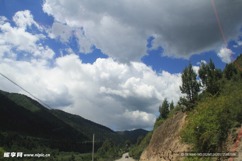 山间公路上的蓝天白云美景
