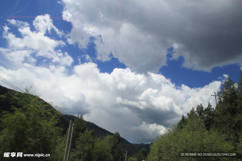山间蓝天白云美景