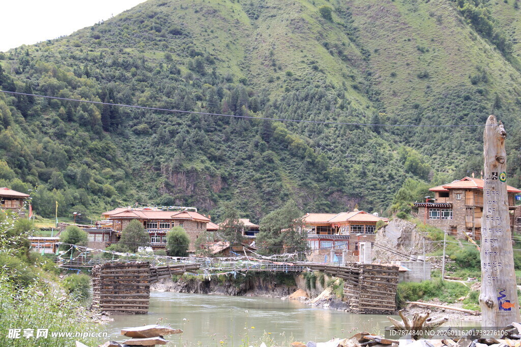 山间河畔古朴村落景观