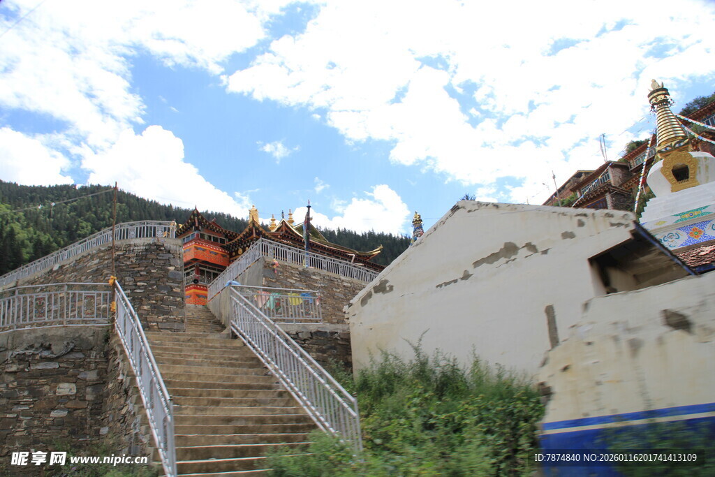 山间破旧建筑与木质阶梯