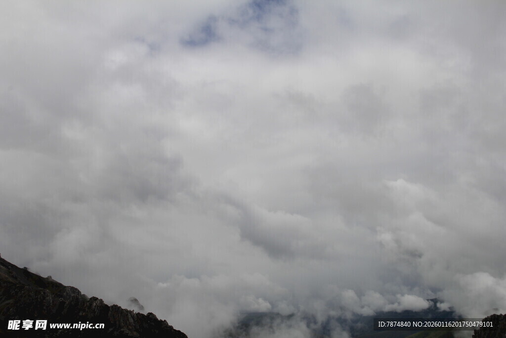 山间云雾缭绕美景
