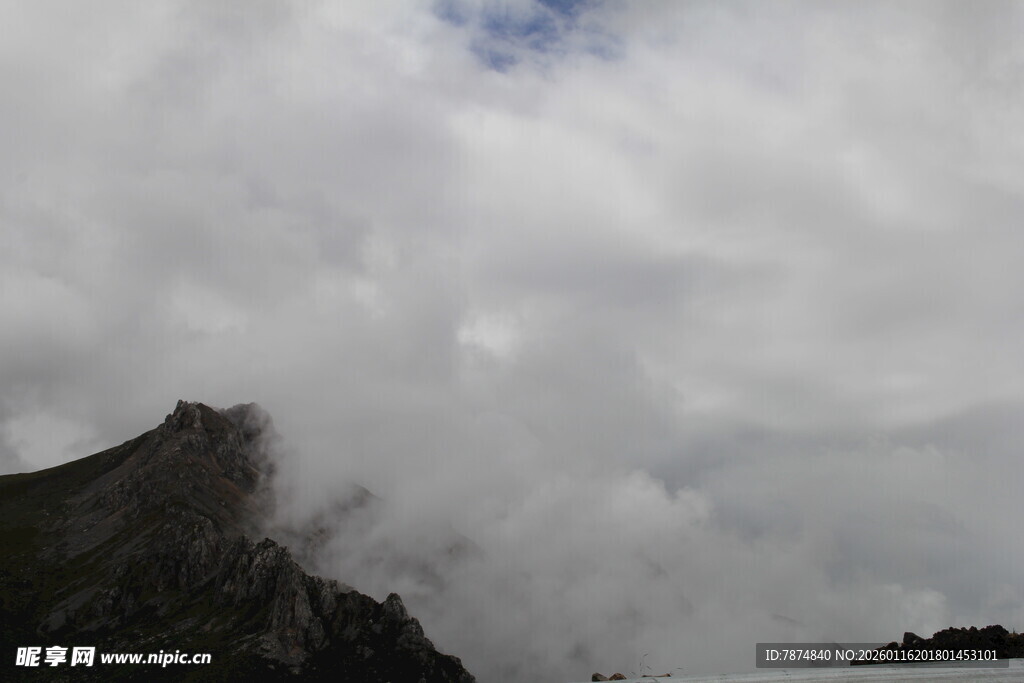 云雾缭绕的巍峨山峰