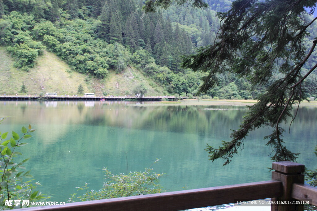 湖畔美景 青山绿水相映