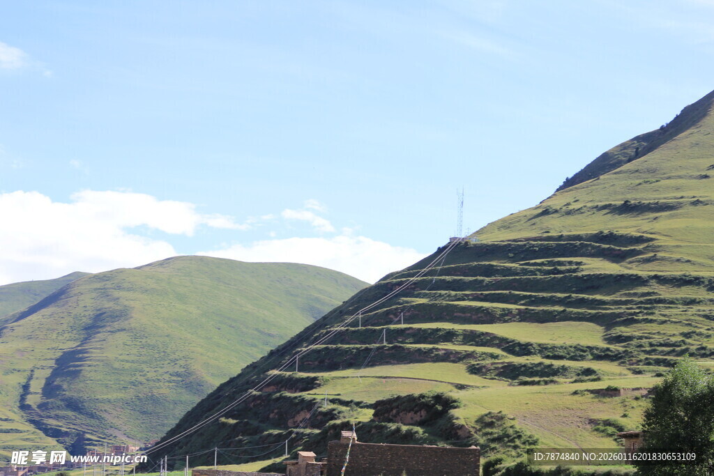 层层梯田绕青山