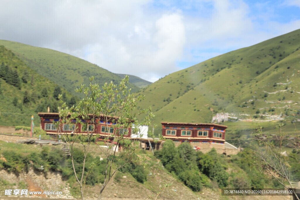 山间藏式民居风景