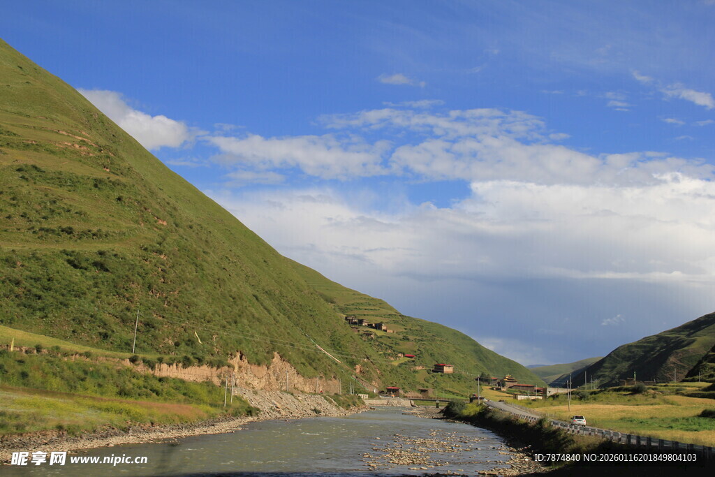 山间河畔美景