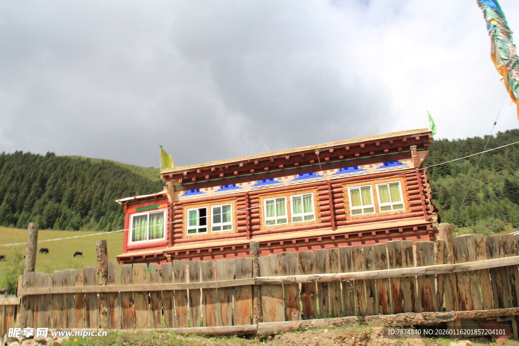 藏式风格建筑 色彩绚丽