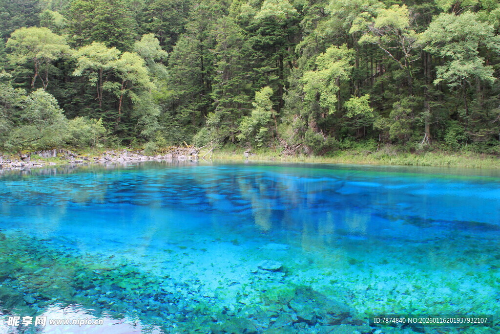 梦幻蓝湖 山林环绕的美景