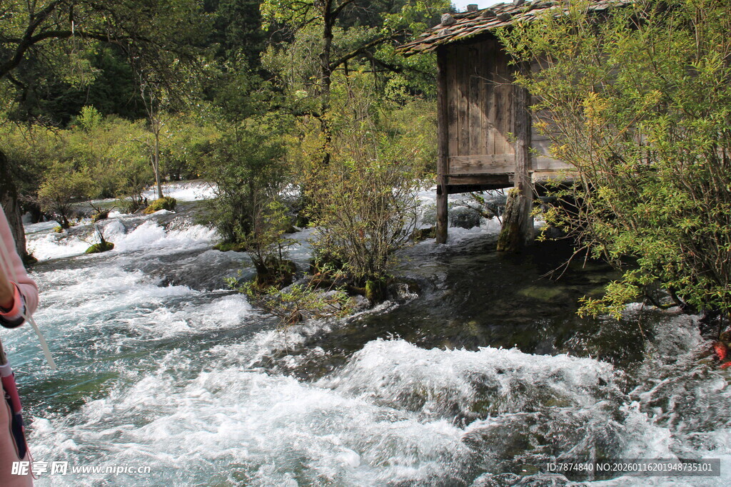 山间湍急溪流与古朴小屋