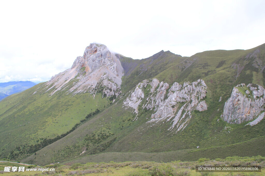 翠绿山峦间的嶙峋岩石