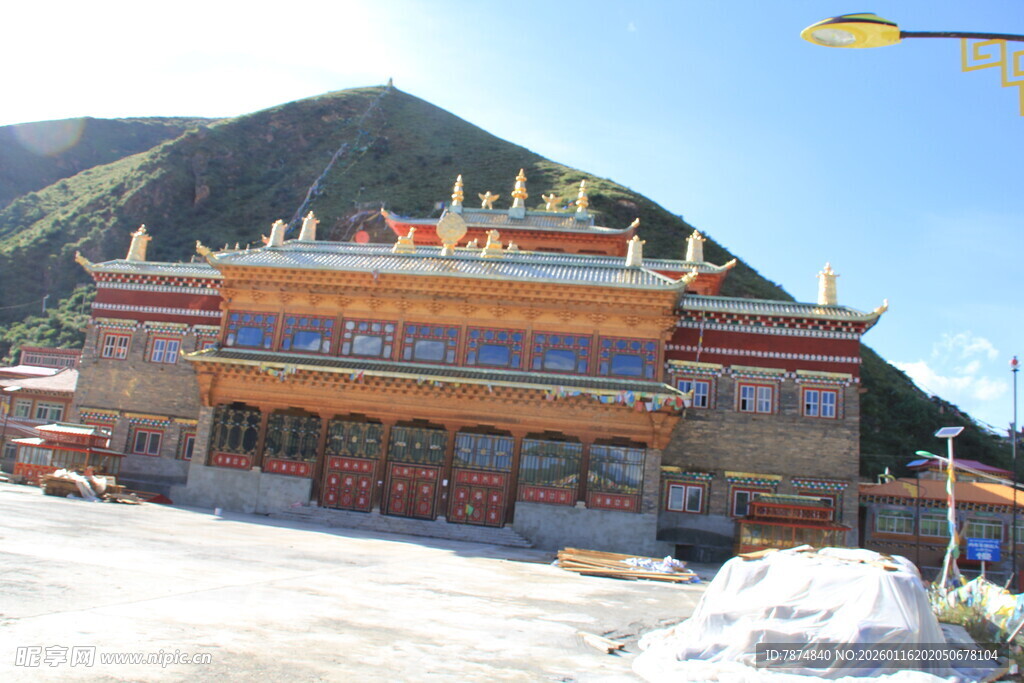 藏式寺庙建筑 雪山环绕