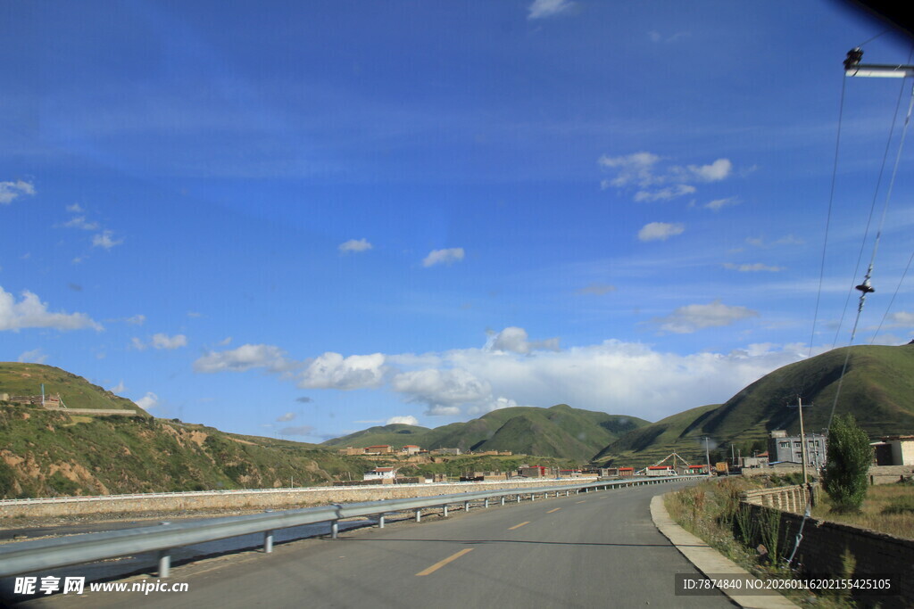 宽阔公路与远山蓝天美景