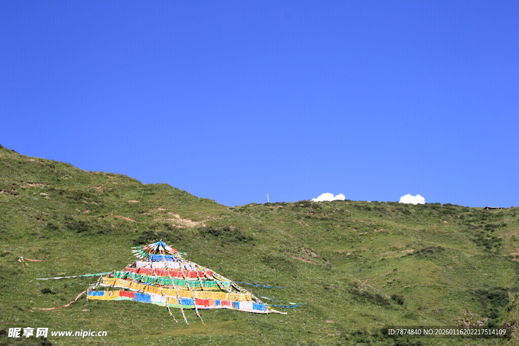 山坡上的多彩经幡景观
