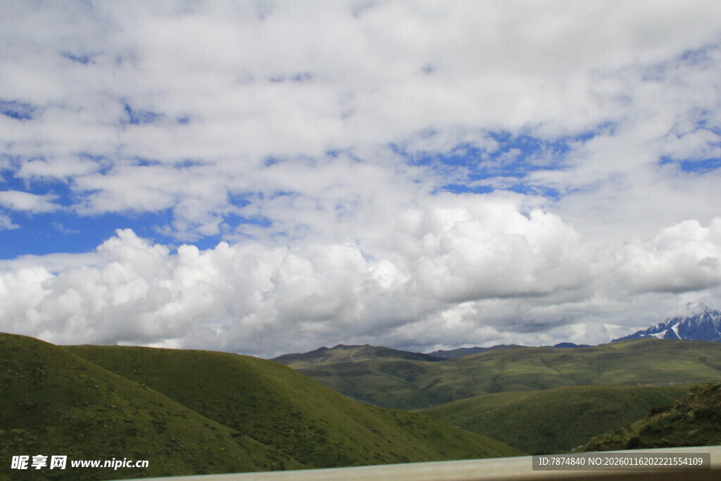 山间公路上的蓝天白云景