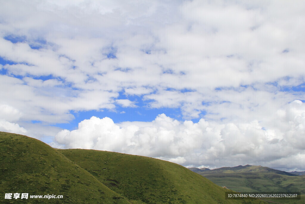 青山之上蓝天白云美景
