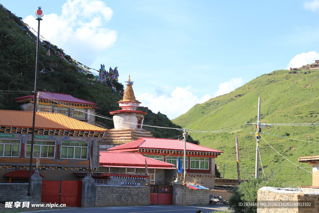 山间多彩建筑景观