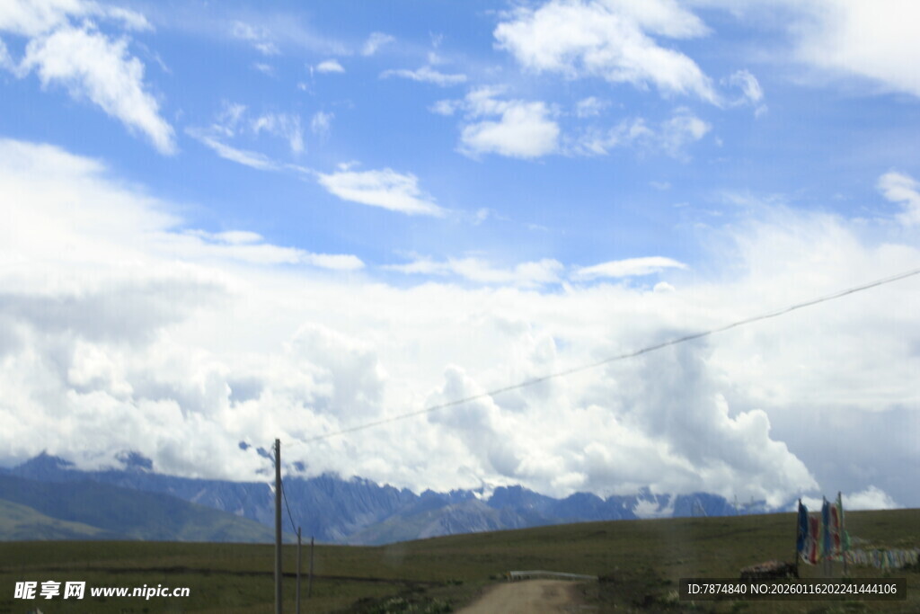 蓝天白云下的山间风景