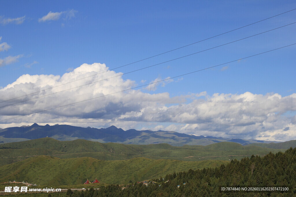 蓝天白云下的山峦美景