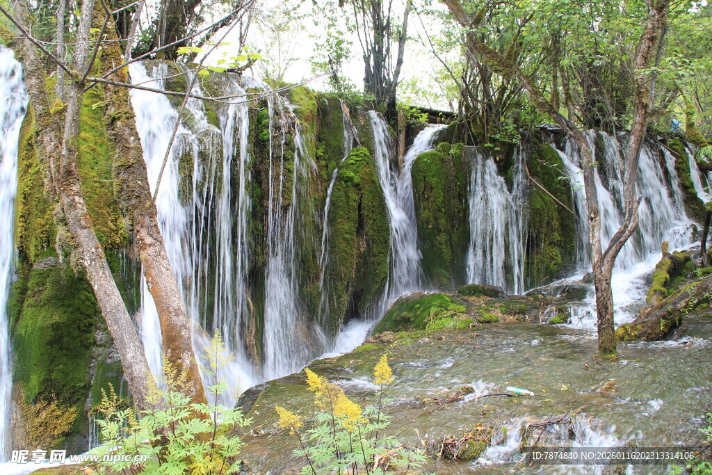 山间瀑布溪流自然美景