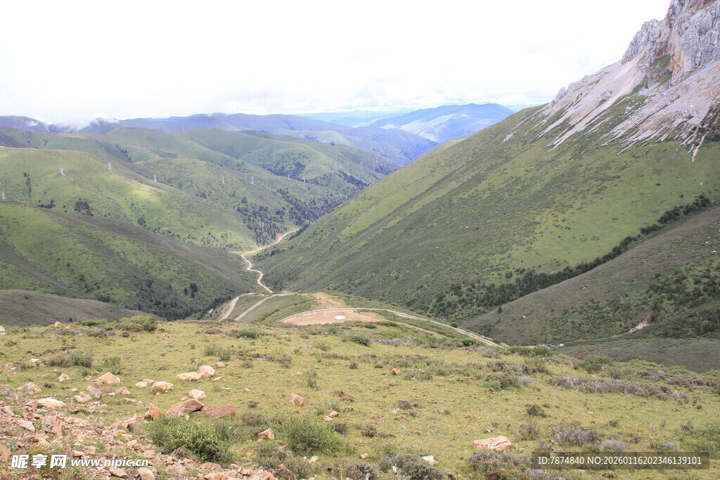 山间绿野风景