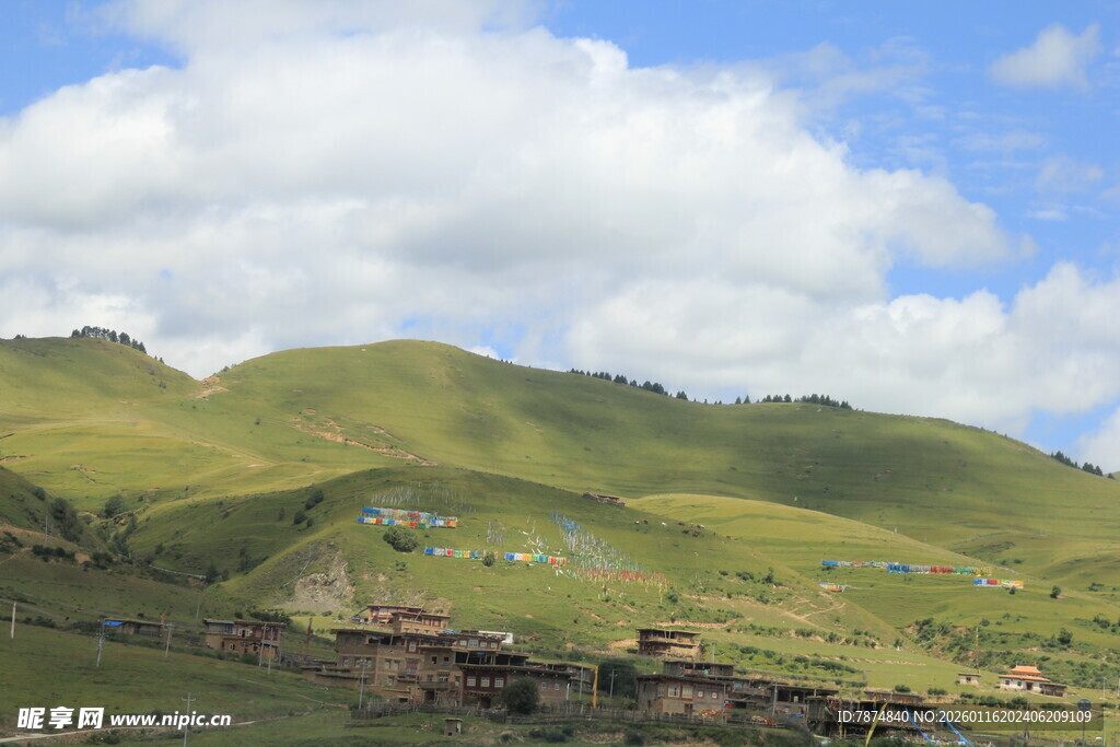 山间村落 蓝天白云下美景