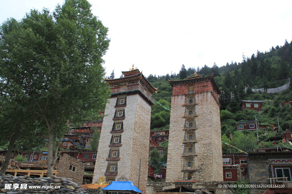 古老藏式建筑屹立山间