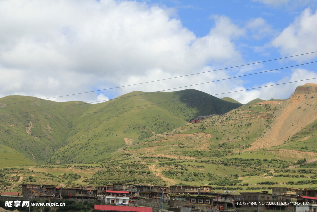 青山下的多彩建筑景观