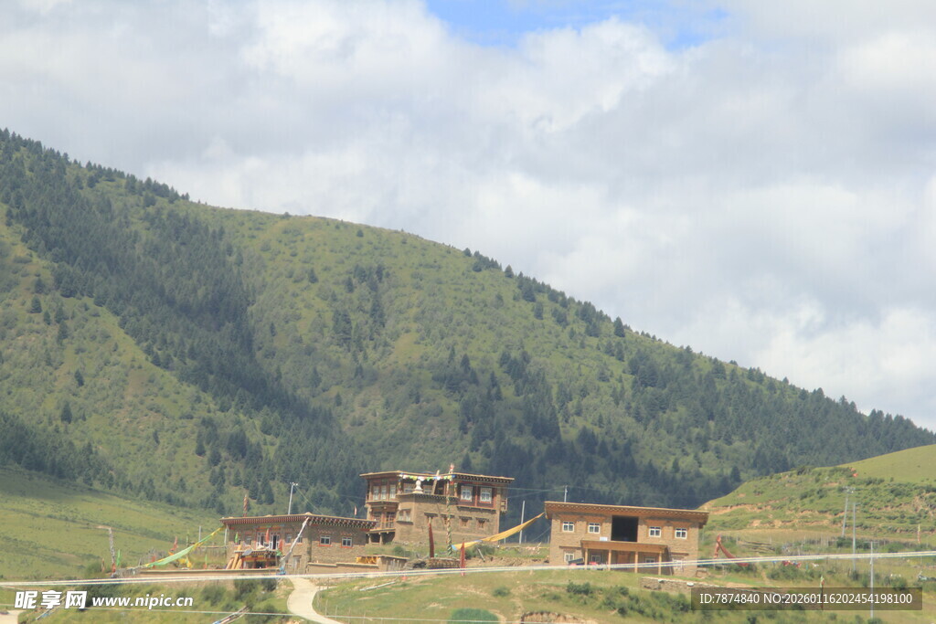 山间藏式民居风景