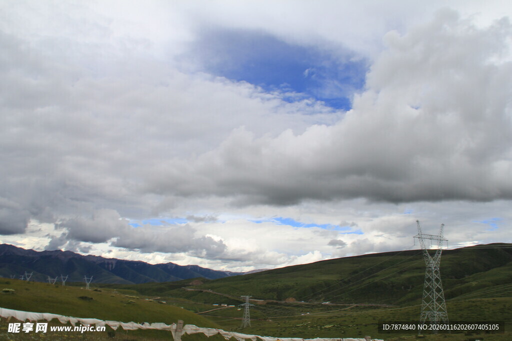 山间云景 电线矗立