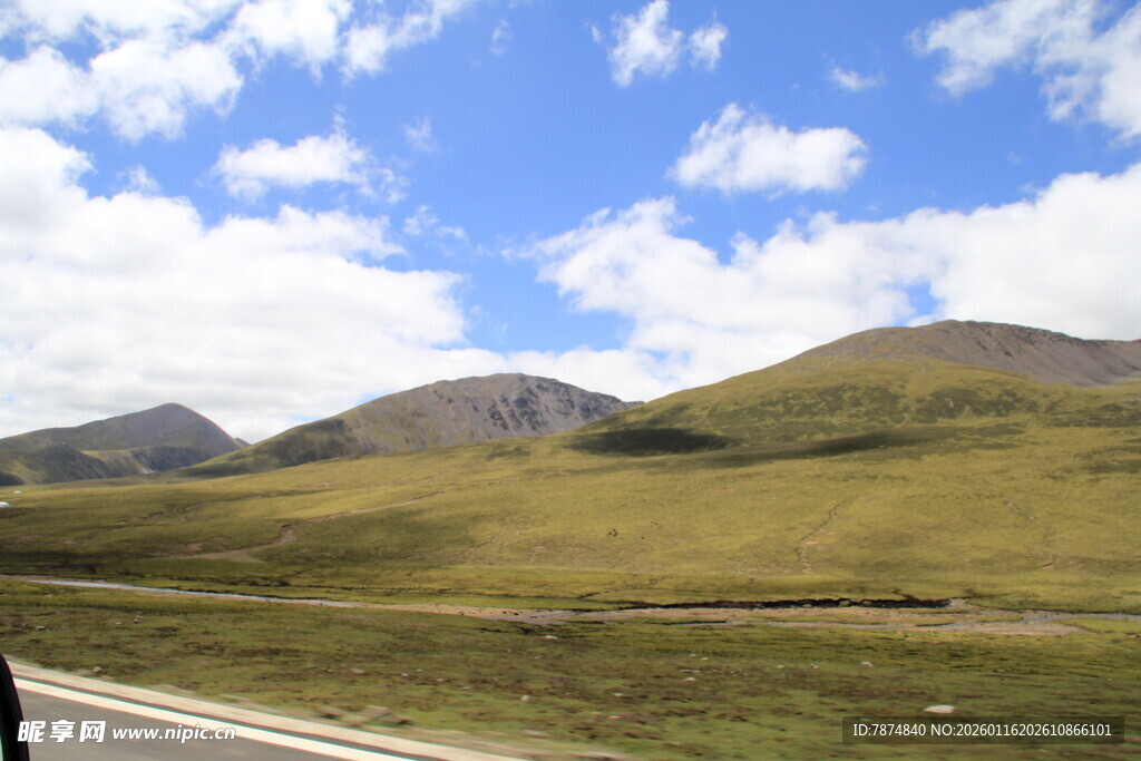 公路旁的青山蓝天风景
