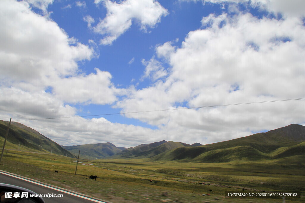 草原公路旁的蓝天白云美景