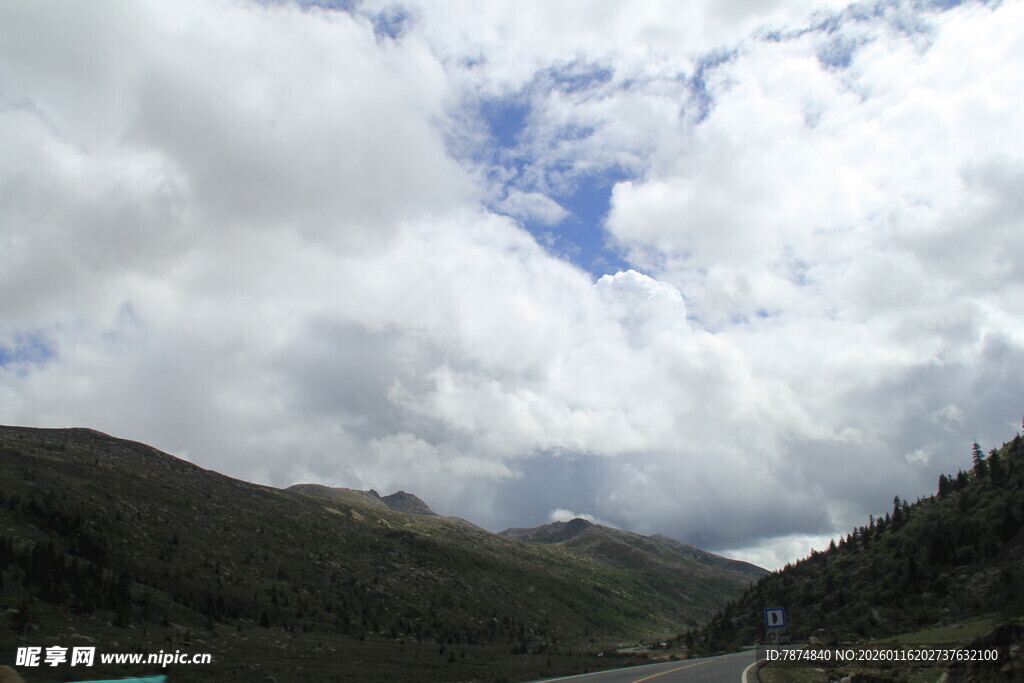 山间公路上的蓝天白云美景