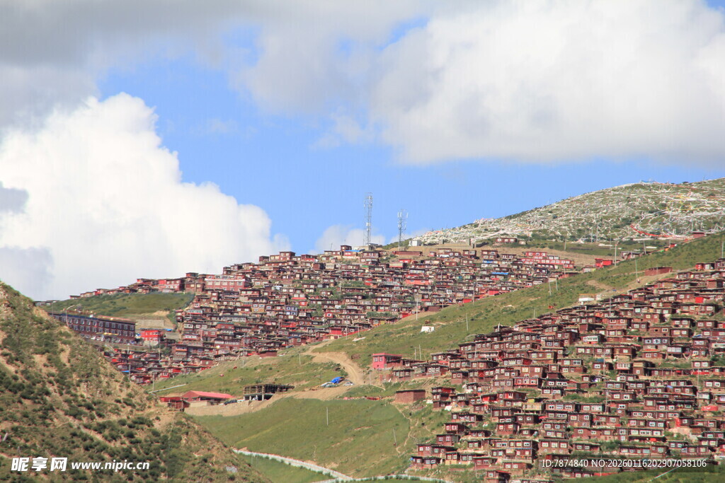 山坡上错落有致的房屋