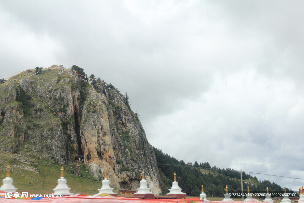 山间白塔群 壮丽自然景观