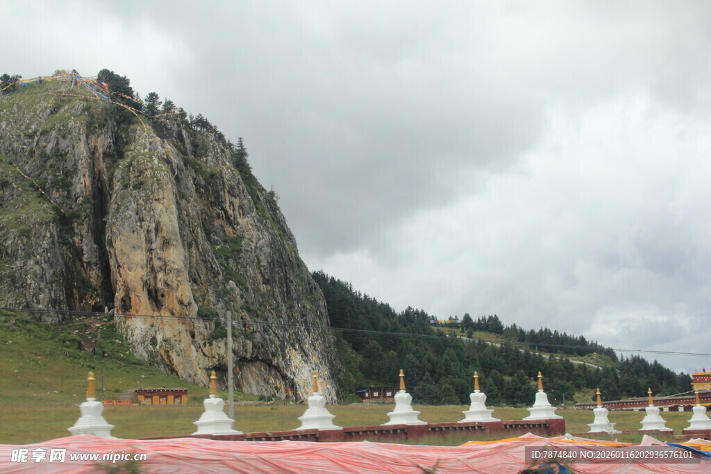 山间白塔群与巍峨山石