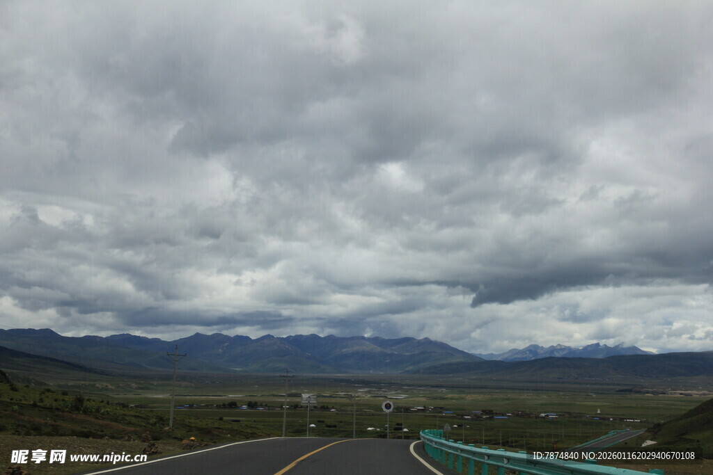 蜿蜒公路与远方山峦云雾