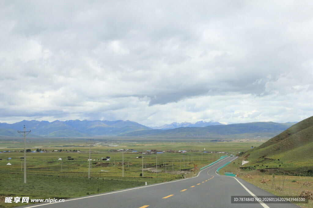 草原公路 远山云雾美景