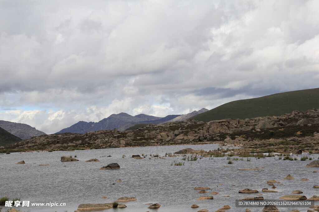高原水域与远山风景
