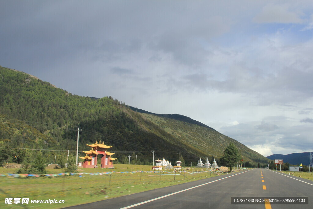 公路旁的青山与特色建筑