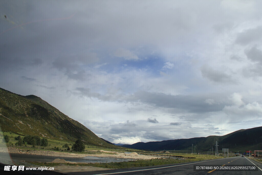 山间公路旁的壮阔风景