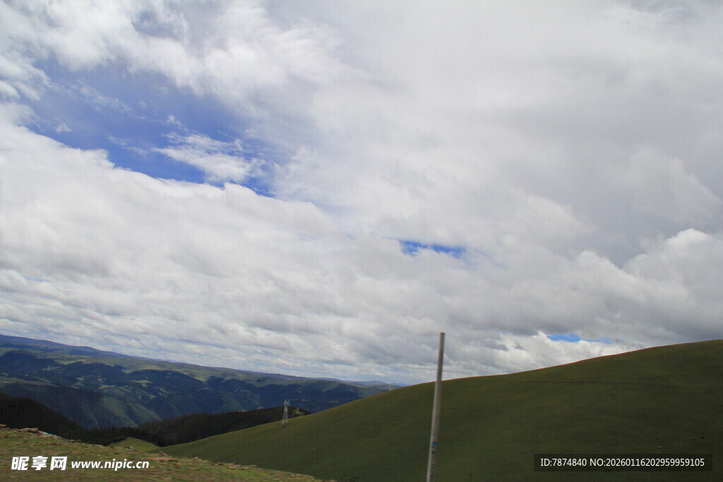 草原风光与远方山峦