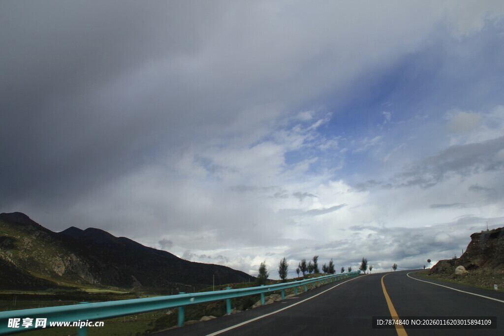 公路伸向远方的壮美风景