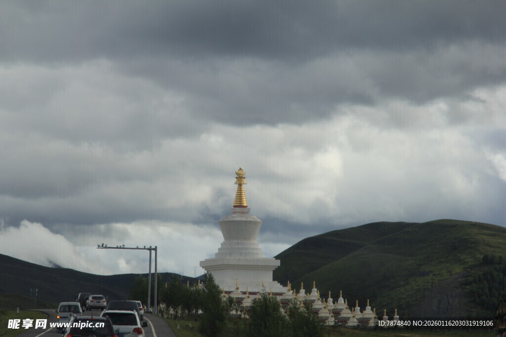 公路旁的白塔与远山云雾