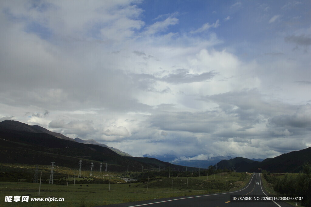 山间公路 蓝天白云相伴