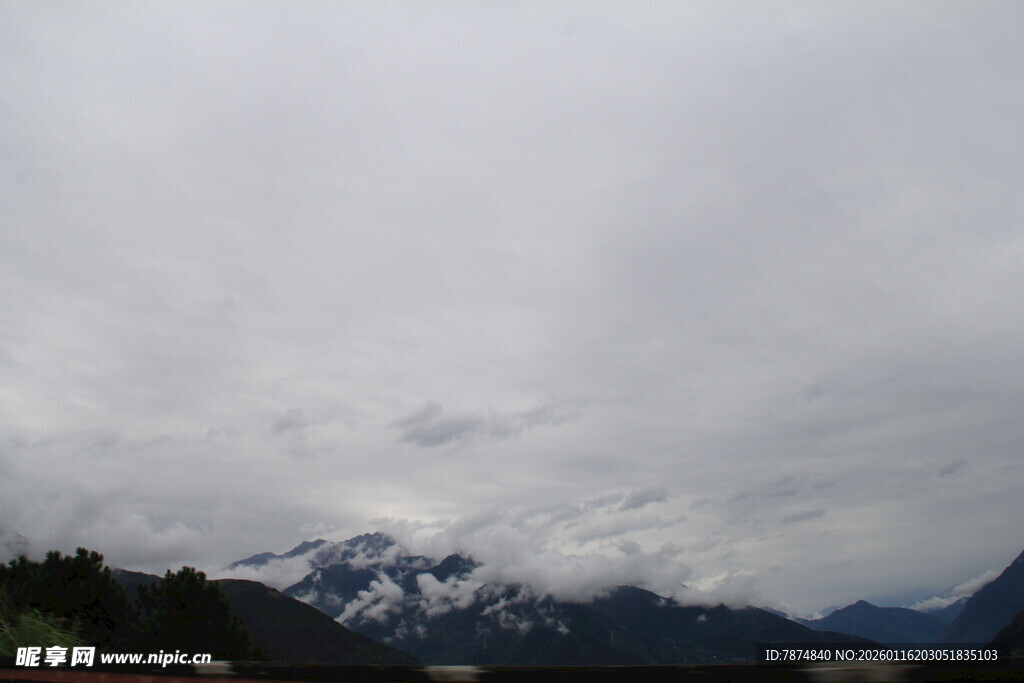 云雾缭绕的雪山景致