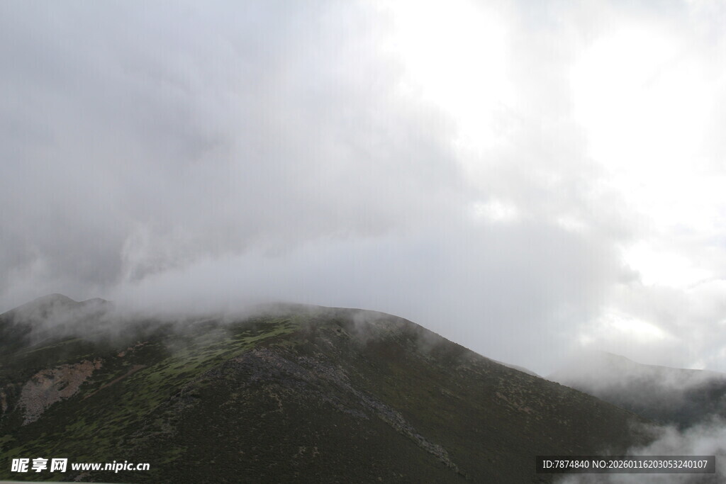 云雾缭绕的山峦美景