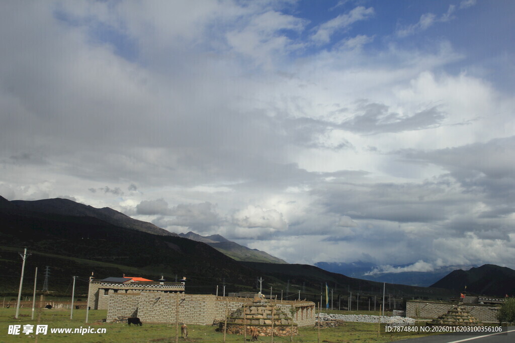 山间风景 蓝天白云覆村落