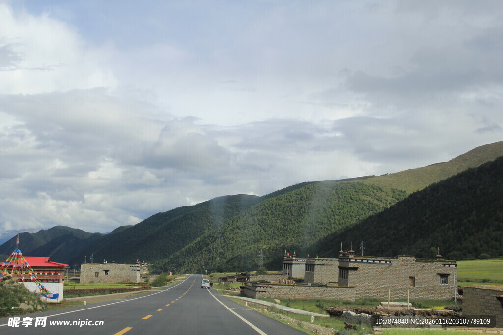 山间公路旁的村落风光